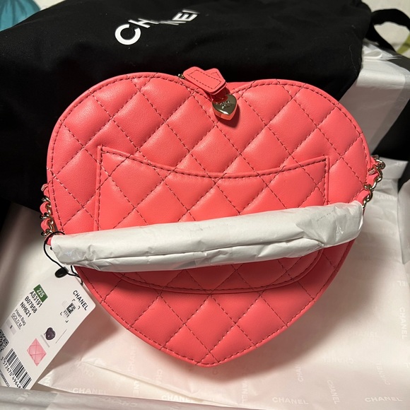 CHANEL Pink Quilted Heart Crossbody Bag - Picture 4 of 5
